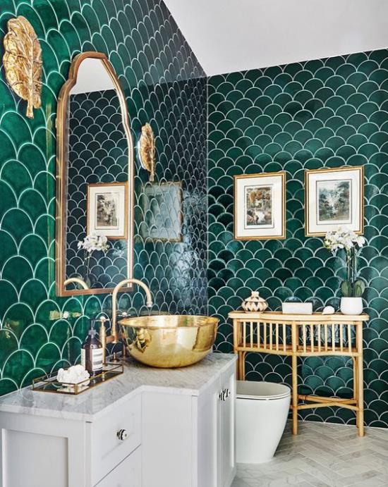 Kylpyhuoneen trendit 2021 runsas kylpyhuoneen vihreät seinälaatat kultainen aksentti pesuallas