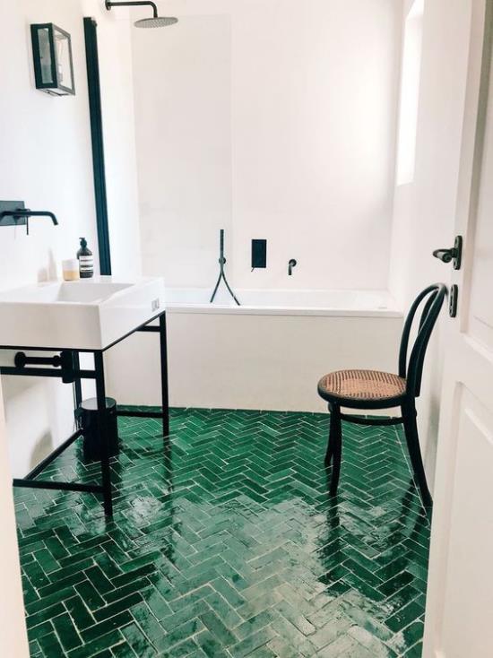 Kylpyhuoneen trendit 2021 yksinkertainen kylpyhuoneen suunnittelu smaragdinvihreä valkoinen musta mielenkiintoinen väriyhdistelmä
