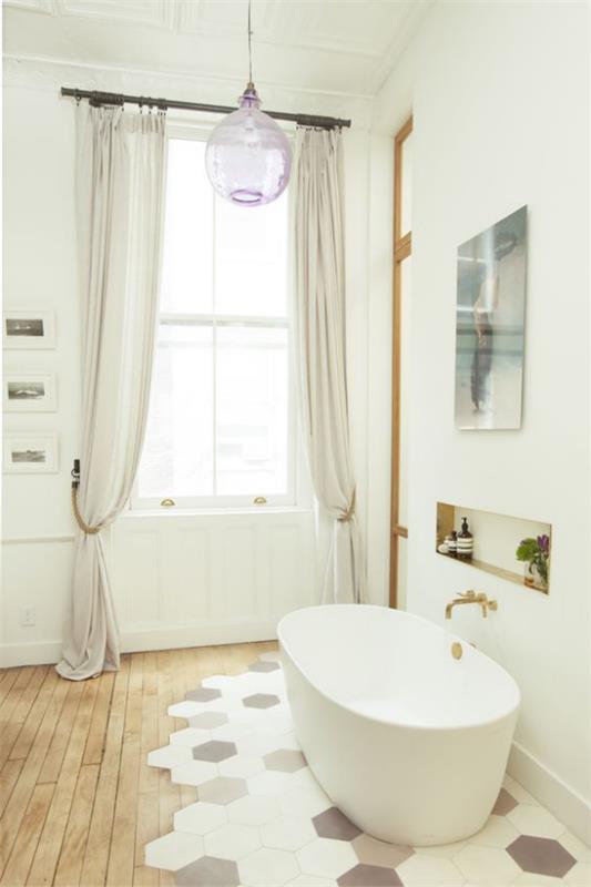 Kylpyhuoneen trendit 2021 kaunis kylpyhuone muotoilu valkoinen kylpyamme lattia siirtymä laatat puu