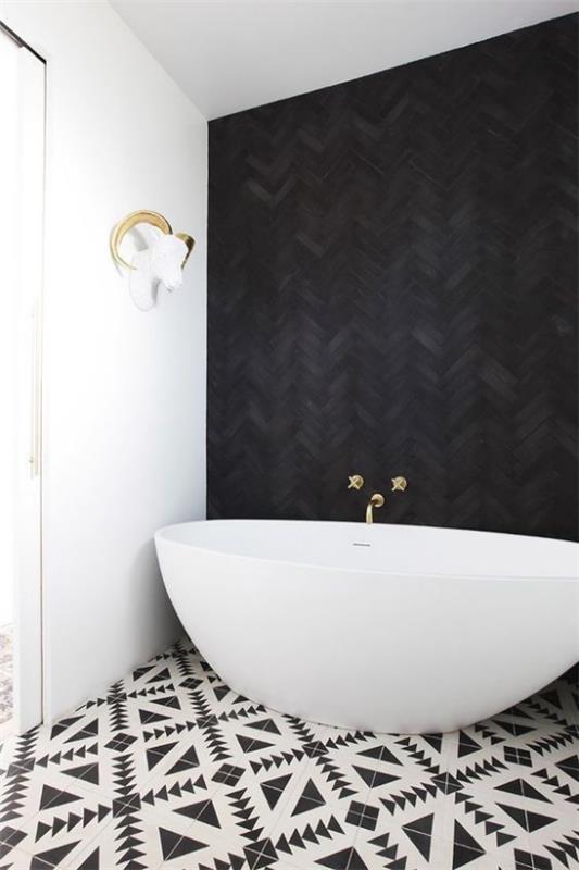 Kylpyhuoneen trendit 2021 musta aksentti seinä valkoinen kylpyamme kuvioitu lattialaatat tyylikäs muotoilu kontrastit