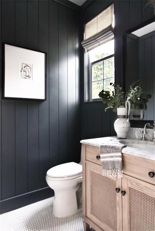 Kylpyhuone trendit 2021 black wallkuva valkoiset lattialaatat jotain puu turhamaisuus wc -ikkuna