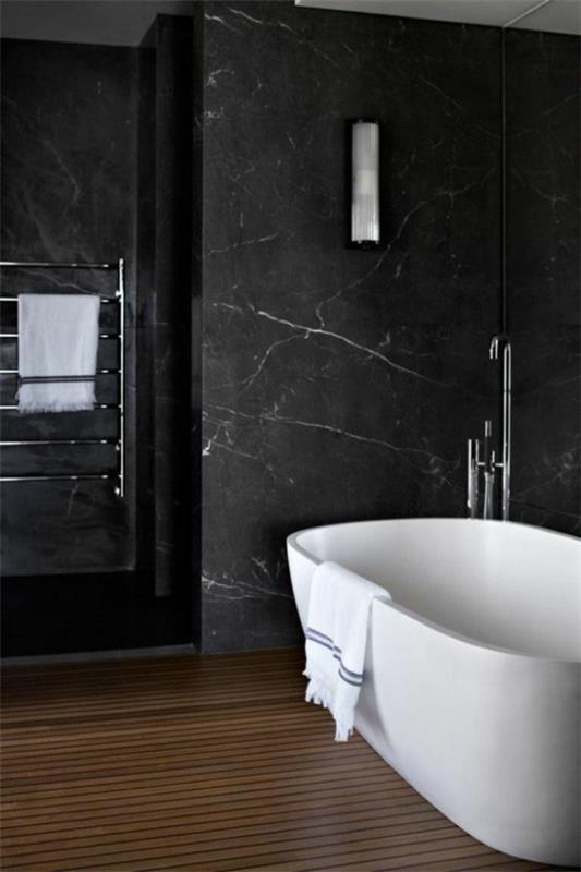 Kylpyhuoneen trendit 2021 musta kylpyhuone valkoinen kylpyamme valkoinen kylpypyyhe kontrastit