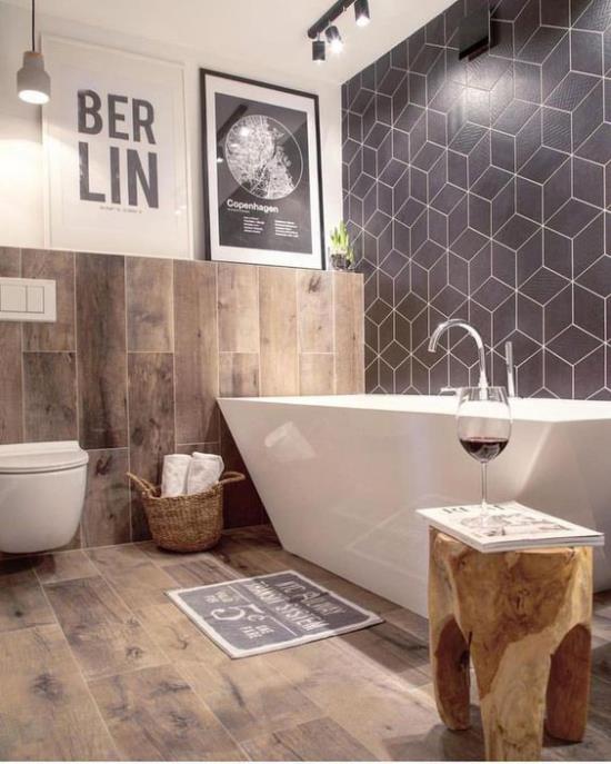 Kylpyhuoneen trendit 2021 valkoiset kylpyammeiset wc -laatat puusta näyttävät puhtaalta kodikkuudelta puujakkara lasillinen viiniä