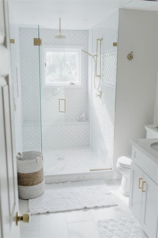 Kylpyhuoneen trendit 2021 valkoinen kylpyhuoneen muotoilu puhtaus tyylikkyys tyyli suihku kulma lasiovi kylpymatot kori