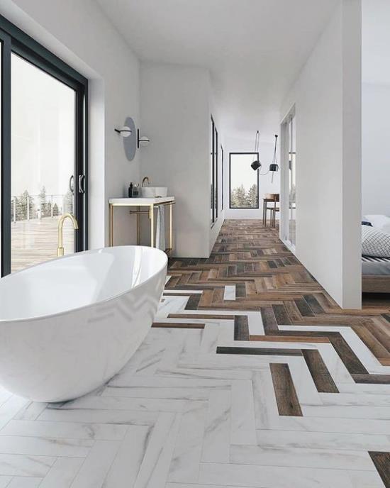Kylpyhuoneen trendit 2021 avoin, huippuluokan huonekonsepti loistavat lattiavaihtelulaatat valkoisesta puunruskeaan valkoiseen kylpyammeeseen