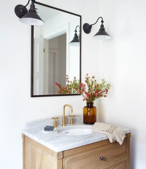 Kylpyhuone kulma turhamaisuus peili lamput kukat tärkeitä huoneen yksityiskohtia