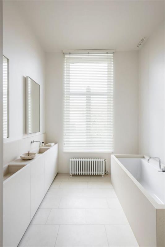 Kylpyhuone kaikki valkoista minimalismia on kapea tila erittäin tyylikkäästi suunniteltu ikkuna peili turhamaisuus