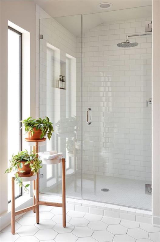 Kylpyhuone valkoinen, pienet kukkatelineet Kylpykasvit täydentävät ulkoasua