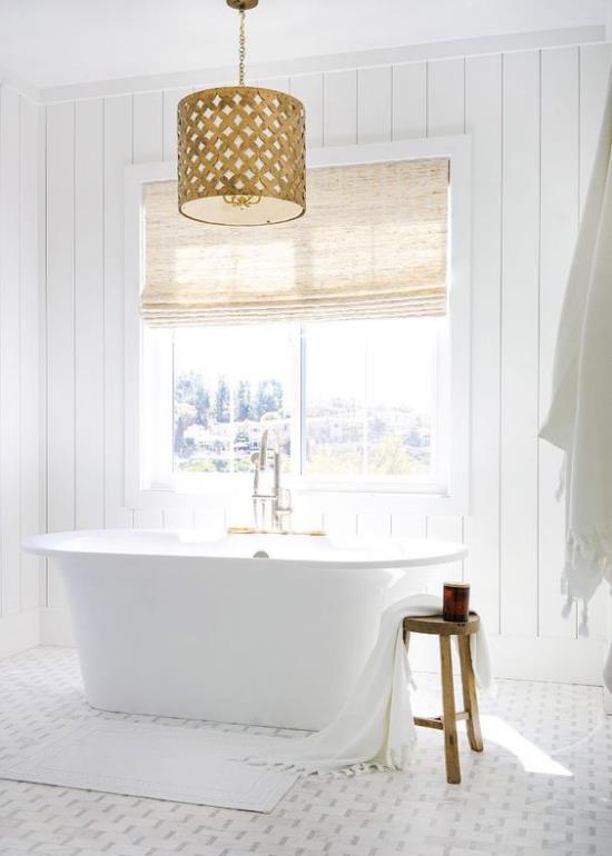 Kylpyhuone kokonaan valkoisessa kauniissa vapaasti seisovassa kylpyammeessa ikkunan edessä, paljon kevyitä rullakaihtimia kerroksen suojaamiseksi