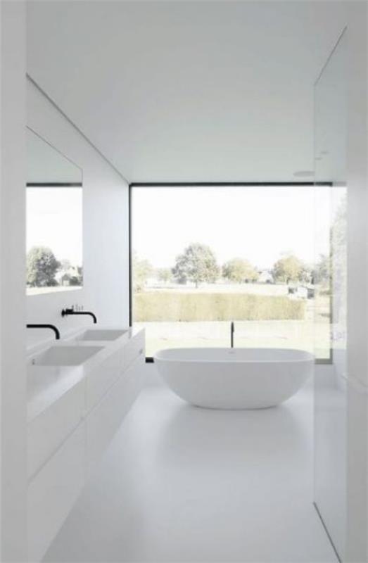 Kylpyhuone valkoinen, erittäin moderni kylpyhuone, vapaasti seisovat kylpyammeet, leveä ikkuna, näkymä ulos