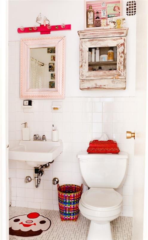 Kylpyhuone nuhjuisessa tyylikkäässä tyylissä ja valkoisilla seinillä