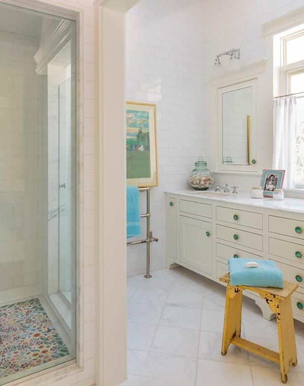 Kylpyhuone nuhjuisessa tyylikkäässä tyylissä, kirkkaat kylpyhuoneen laatat, sinisiä aksentteja