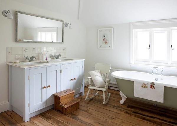 Nuhjuinen tyylikäs kylpyhuone puulattia valkoiset seinät