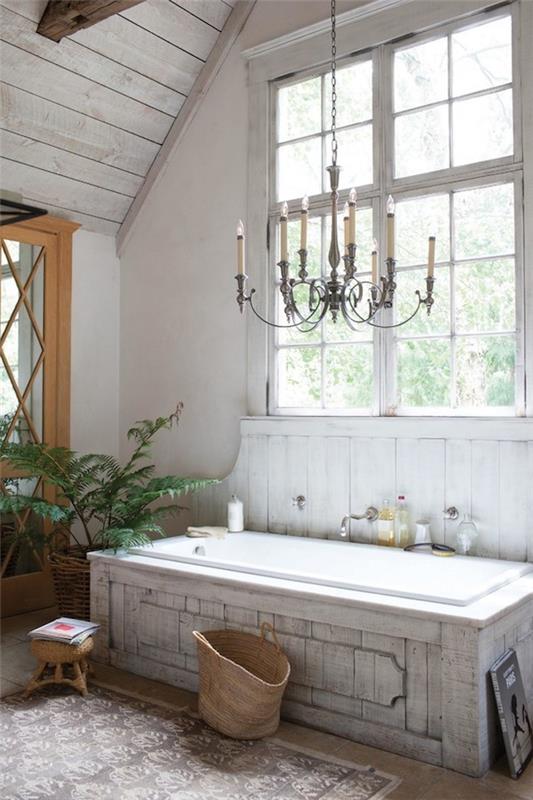 Shabby chic kylpyhuoneen materiaalit ja värit yhdistävät kattokruunut