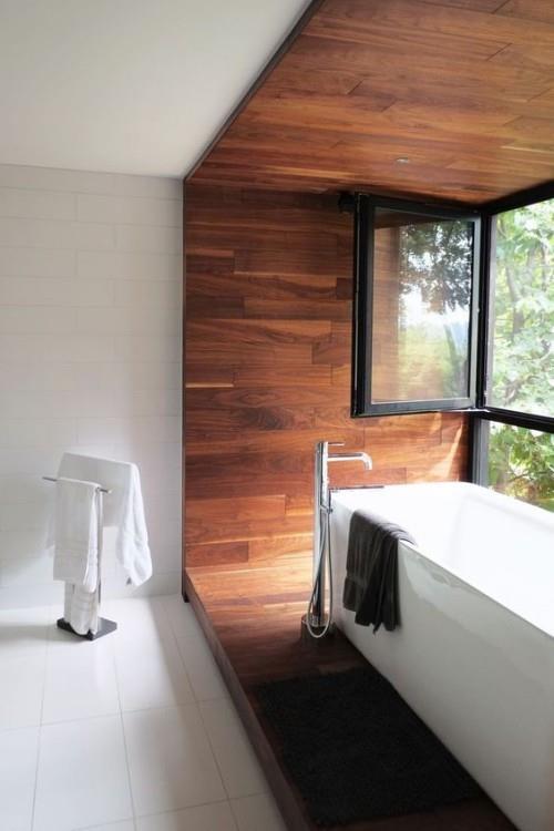 Kylpyhuone minimalistisesta puusta kylpyhuoneessa paljon valoa