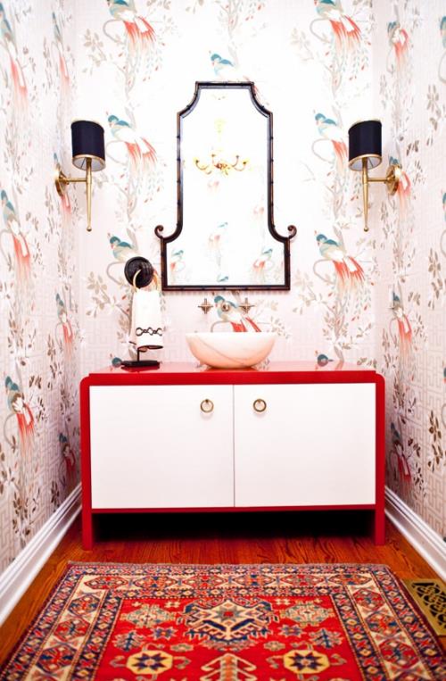 Kylpyhuone punaisessa kylpyhuoneessa retro -tyylisessä kukka -taustakuvassa