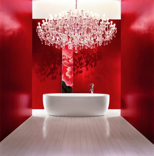 Punainen kylpyhuone Puhdasta ylellisyyttä kylpyhuoneessa valkoinen kylpyamme kattokruunu valkoiset lattialaatat punaiset seinät