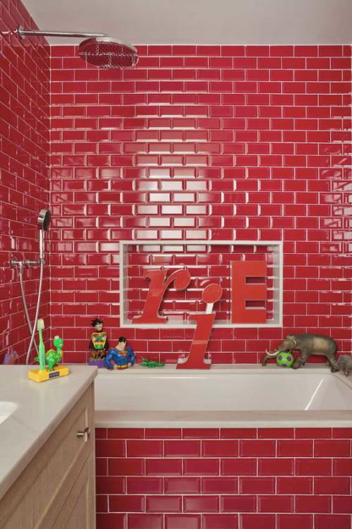 Kylpyhuone punaisessa metro -laatta -kylpyammeessa, valkoinen pesuallas
