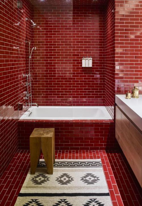 Kylpyhuone punainen metro laatta punainen vintage tyyli kylpyamme puinen jakkara oikealla turhamaisuus