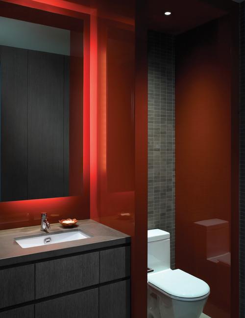 Kylpyhuone punaisella silmiinpistävällä väriyhdistelmällä moderni kylpyhuone punainen valkoinen harmaa suuri peilikylpyhuone