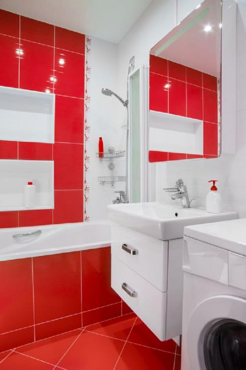 Punainen kylpyhuone klassinen ilme punaiset laatat valkoinen kylpyhuone huonekalut kylpyamme pesuallas seinäpeili pesukone