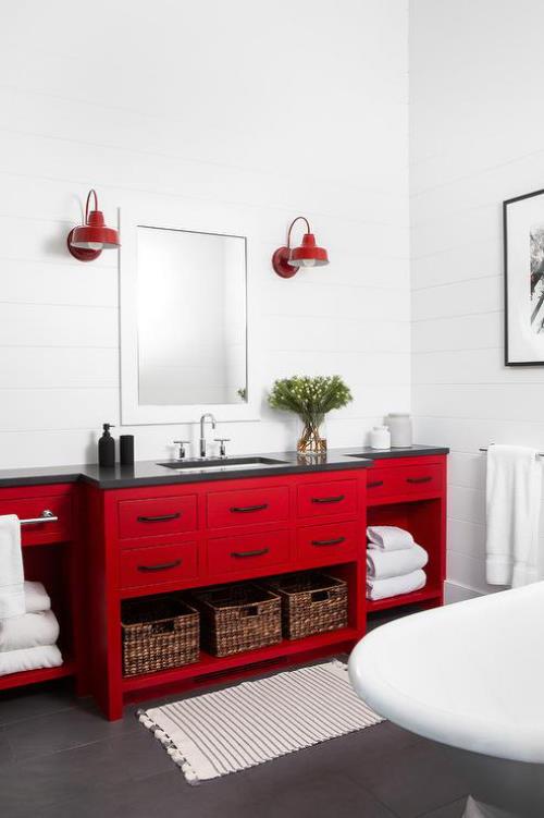 Kylpyhuone punaisessa punaisessa kaapissa retro-tyylillä katseenvangitsijana modernissa valkoisessa kylpyhuoneessa