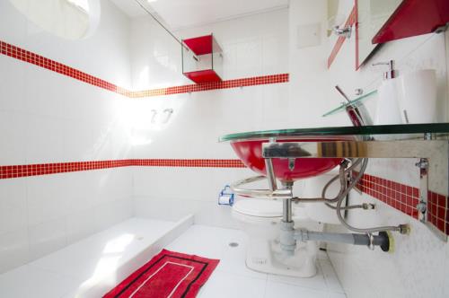 Punainen kylpyhuone erittäin moderni kylpyhuoneen muotoilu valkoinen hallitsee aksentteja punaisissa pienissä mattolaatoissa