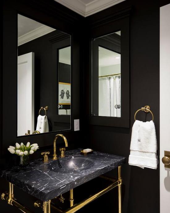 Kylpyhuone musta ja kultainen alaosa musta marmori luonnonvalo kaksi peiliä valkoiset tulppaanit valkoinen kangas