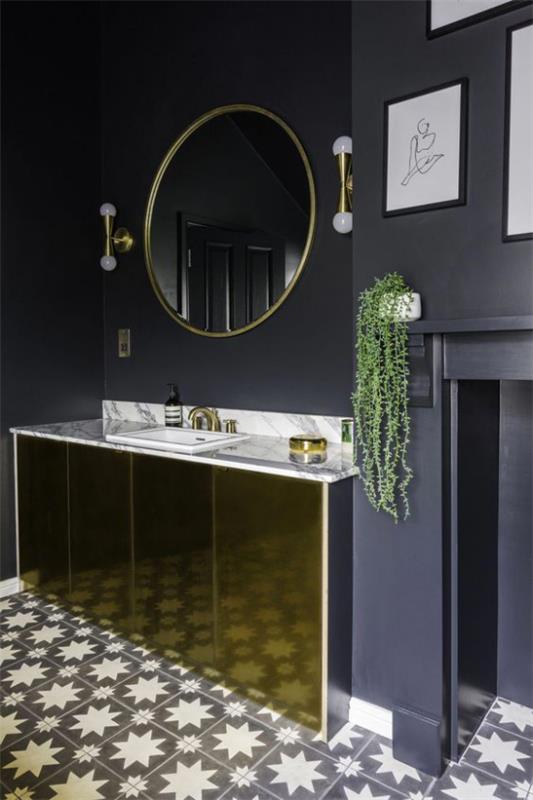 Kylpyhuone musta ja kulta tummat seinät turhamaisuus kuvio lattialaatat vihreä kylpyhuone kasvi
