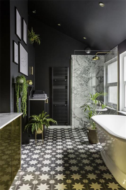 Kylpyhuone musta ja kulta tilava kylpyhuone kuvioitu harmaa lattialaatat paljon kylpyhuone kasveja