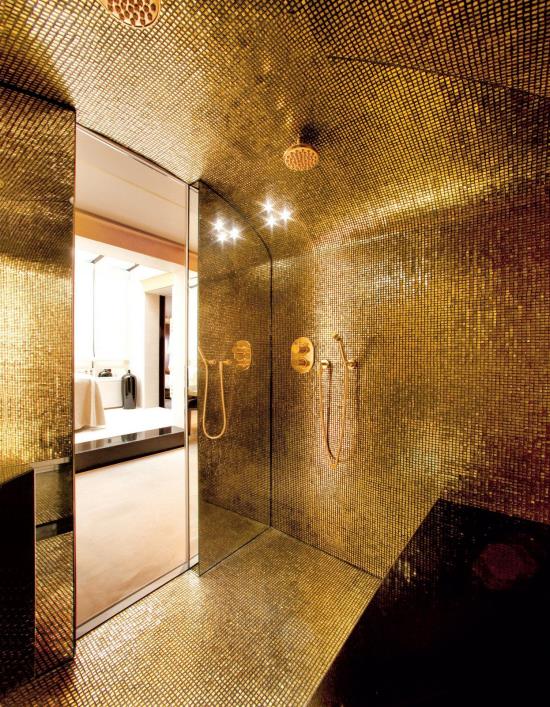 Musta ja kultainen kylpyhuone mielenkiintoinen seinärakenne, kaikki kultaista hohtavaa