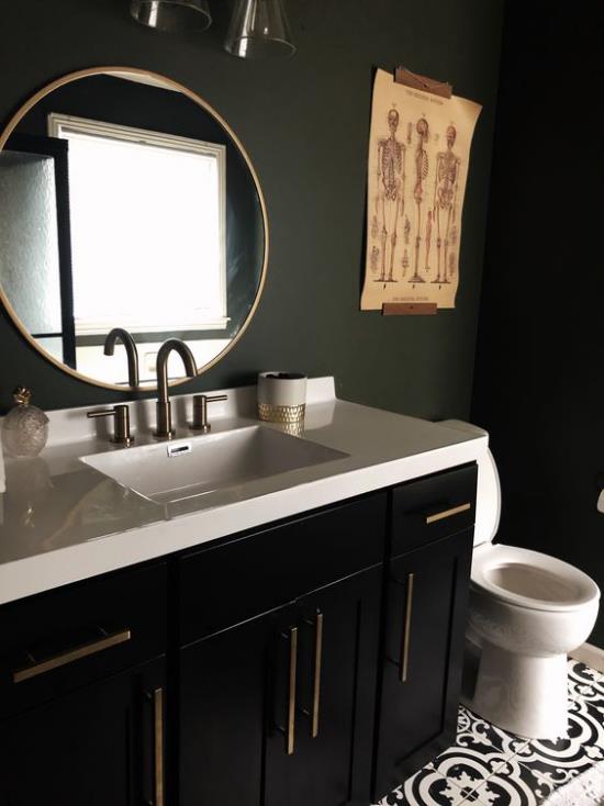 Musta ja kultainen kylpyhuone yhdistettynä valkoiseen yksinkertaiseen kylpyhuoneen muotoiluun