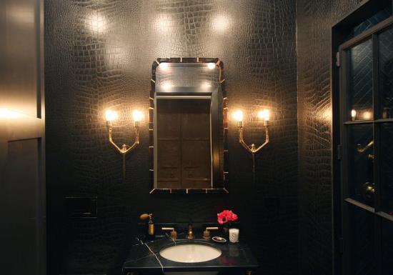 Musta ja kultainen kylpyhuone kylpyhuoneen valaistusideoita modernit seinävalaisimet peilin molemmilla puolilla