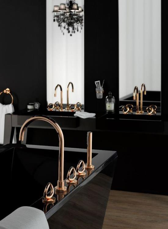 Kylpyhuone musta ja kulta musta kylpyamme turhamaisuus varusteet kultaa kaksi peili valkoinen pyyhkeet