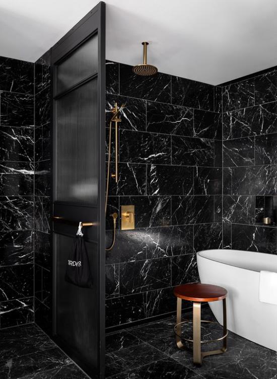 Kylpyhuone musta ja kulta musta marmori laatat näyttävät upeilta