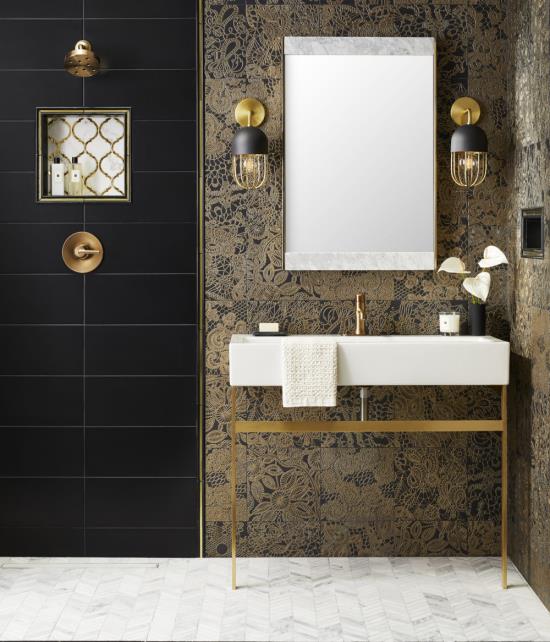 Kylpyhuone musta ja kulta musta ovi hienoksi kuvioitu taustakuva peili kaksi riippuvalaisimet