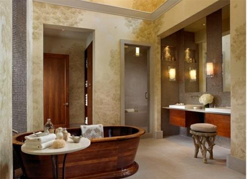 Kylpyhuone, jossa on kiiltävästä puusta valmistetut kylpyammeet