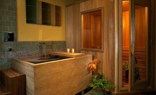 Kylpyhuone, jossa on puiset kylpyammeet, maalaismaisen lämmin