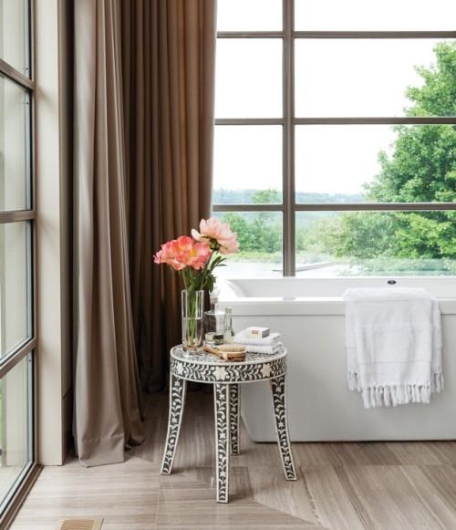 Kylpyhuone kauniilla panoraamanäkymällä Kukat maljakossa Huoneen yksityiskohdat ovat tärkeitä