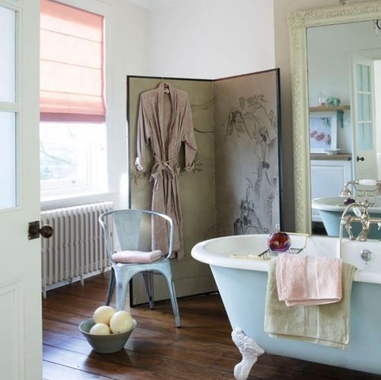 Naisellisen tuntuinen kylpyhuone Retrotyylinen kylpyhuone, jossa on paljon vaaleita herkkiä värejä
