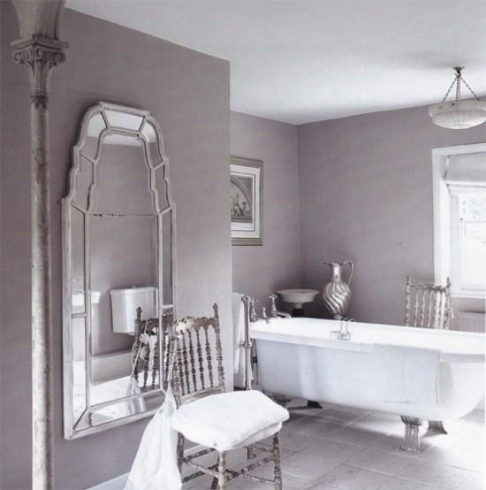 Kylpyhuone, jossa on naisellinen retro -tyyli herkkä lila -vivahteinen hopea -aksentti