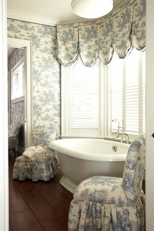 Kylpyhuone, jossa on naisellinen tyyli Tapettiverhot Nojatuolipeite samassa kukkakuviossa