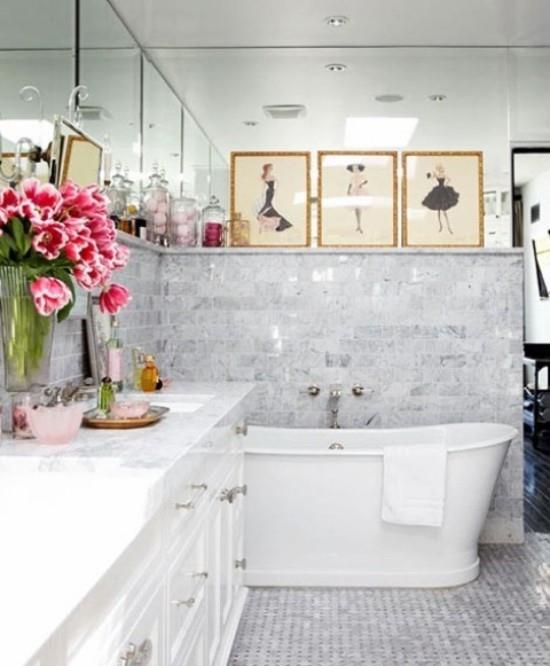 Kylpyhuone naisellinen hohto kirkas sisustus valkoinen kylpyamme turhamaisuus kukkia kuvia