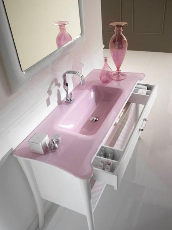 Yhdistä kylpyhuoneessa pehmeä vaaleanpunainen ja valkoinen naiselliseen tunnelmaan