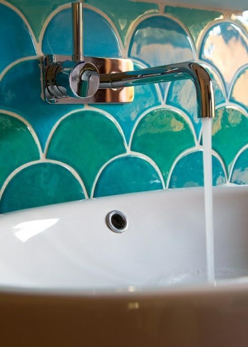 Kylpyhuone suunnittelee erikoisia muotoja kylpyhuoneen laattojen väreissä