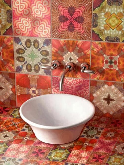 Kylpyhuoneen ja kylpyhuoneen laattojen värit suunnittelevat punaista tilkkutäkkiä