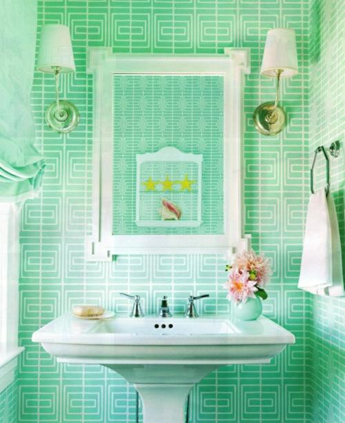 raikas vihreä kylpyhuone ja kylpyhuoneen laatat