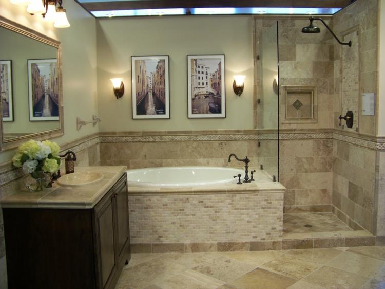 Kylpyhuoneen laatat, travertiinilaatat, sisäänrakennettu kylpyamme, maalaismainen kylpyhuonekalustus