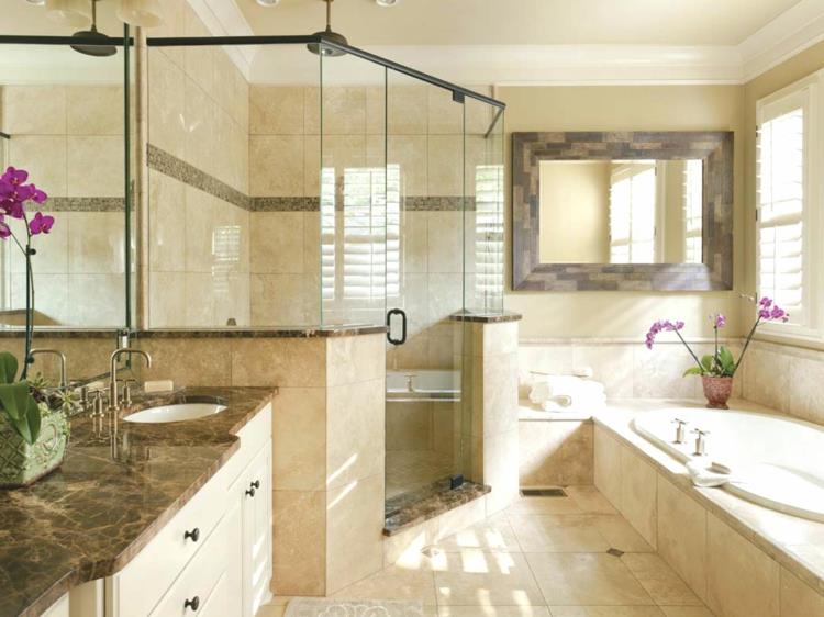 Kylpyhuoneen laatat travertiinilaatat vapaasti seisova kylpyamme ruskeat sävyt