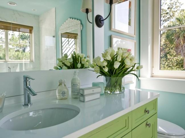 Kylpyhuone peilaa viehättäviä moderneja värejä